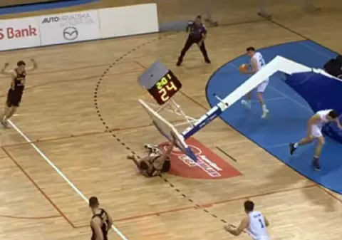 Momentul în care coșul a căzut peste un jucător, într-un meci din prima ligă croată de baschet: „Aproape de tragedie” | VIDEO