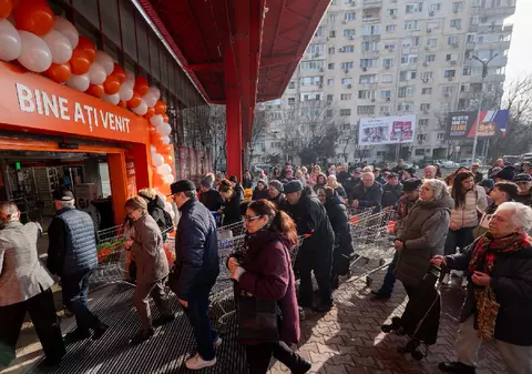Sute de oameni la deschiderea noului magazin ATAC Super Discount din București, lansat de Auchan