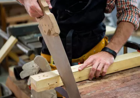 O țară din Europa angajează muncitori direct cu contract și îi învață gratis meseria înainte de plecare. Românii pot deveni sudori, dulgheri sau tâmplari bine plătiți