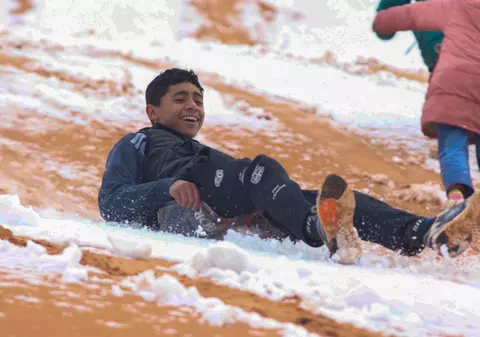 Dunele de nisip roșu din Sahara au devenit albe, după ce a nins