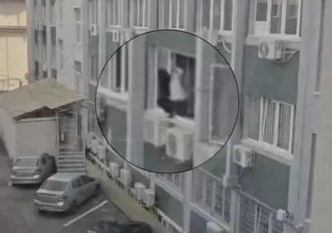 O polițistă de la IPJ Vâlcea a fost filmată în timp ce spăla geamurile clădirii pe dinafară, fără echipament de protecție