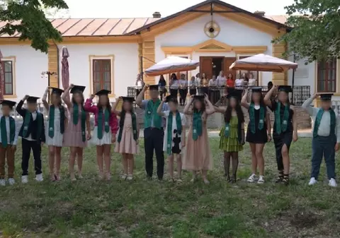 Părinții elevilor de clasa a IV-a, revoltați de cheltuielile care ajung și la 1.000 de lei, la sfârșitul anului școlar: „Mai că nu am fost certată”