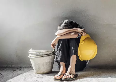 Mai mulți moldoveni, printre care și minori, exploatați de 3 români în Italia. Plătiți cu 2 euro pe oră și forțați să doarmă într-un depozit