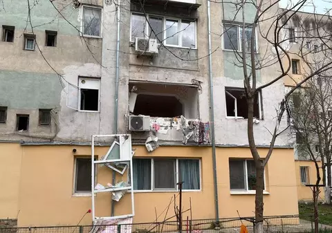 Explozie într-un bloc din Caracal: patru apartamente afectate, 25 de oameni evacuați. Care a fost cauza deflagrației