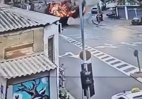 Momentul în care o rachetă iraniană lovește o stradă din Tel Aviv. Camerele de supraveghere au filmat explozia
