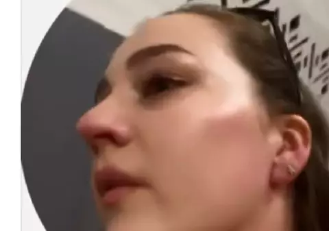 Tânără atacată de o femeie cu spray cu piper din cauză că n-a cedat locul, în metroul din Kiev