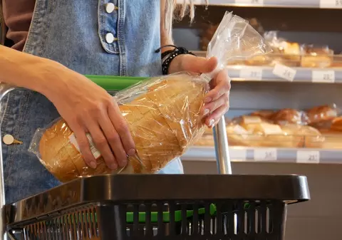 Două tipuri de pâine Vel Pitar retrase din magazine după ce ANSVSA a găsit în ele bucăți de plastic