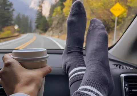 Amendă de 100 de euro pentru pasagerii care își pun picioarele pe bord, într-o țară în care locuiesc mulți români