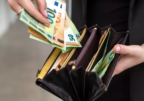 Femeie de afaceri din Alba Iulia, păcălită să transfere peste 100.000 de euro unor escroci care s-au dat drept reprezentanți ANAF