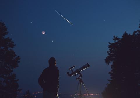 Fenomene astronomice în 2026: eclipse, meteori și planete vizibile pe cer