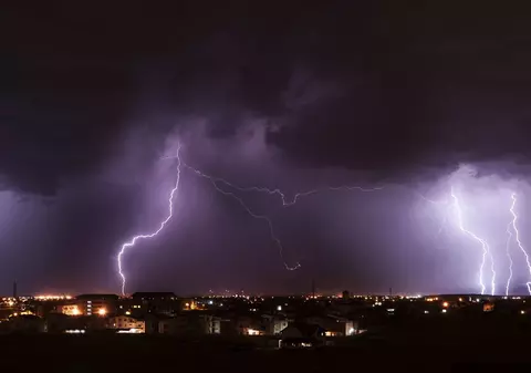 Ploi de până la 80 l/mp, furtuni cu descărcări electrice și ninsori puternice. Harta unde vor lovi fenomenele meteo extreme