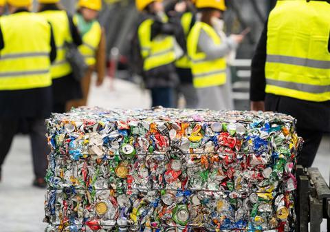 Garanția de 50 de bani, introdusă la noi ambalaje. Ce alte sticle pot returna românii, ca să-și primească banii înapoi