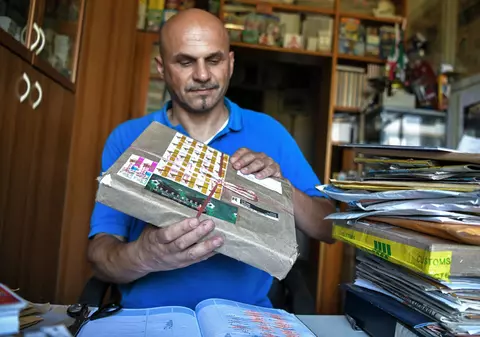 Italianul Gianni Bellini, cel mai mare colecționar de abțibilduri cu fotbaliști din lume, a avut o noapte de coșmar: „Am crezut că mi-a vândut toate albumele”