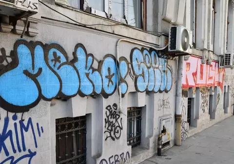 Primăria București declară război graffitiurilor: „Nu e libertate de exprimare. Nemernicii fac publicitate la droguri pe blocuri”