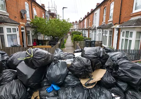 Orașul invadat de șobolani cât iepurii, după un an de grevă a gunoierilor: „Ca-n ghetou. Este un iad!”