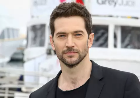 Ce știa actorul britanic Luke Roberts despre România înainte să ajungă în țara noastră: „Am avut escortă de poliție”