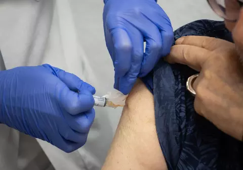 SUA au manipulat vaccinurile, arată documente CIA: „Substanțe introduse discret în mâncare, apă, cola, bere, țigări sau vaccinuri. Chiar s-a terminat?”