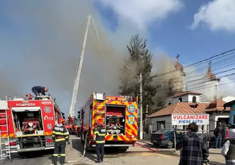 Incendiu în timpul slujbei la o biserică din Prahova. Restricții de trafic pe DN1 spre Ploiești