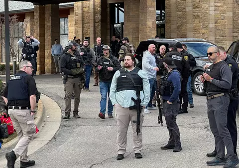 Un bărbat înarmat a intrat cu mașina într-o sinagogă din Michigan și a fost împușcat mortal de agenții de securitate