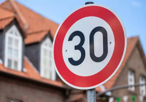 Limita de viteză de 30 km/h de pe un drum cu trei benzi care-i scoate din sărite pe șoferii dintr-o localitate din Germania: un cadou electoral