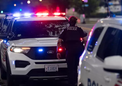 Milionar de 92 de ani, găsit mort în vila de pe plajă. Suspectul, îmbrăcat ciudat, s-a predat după 7 ore de negocieri