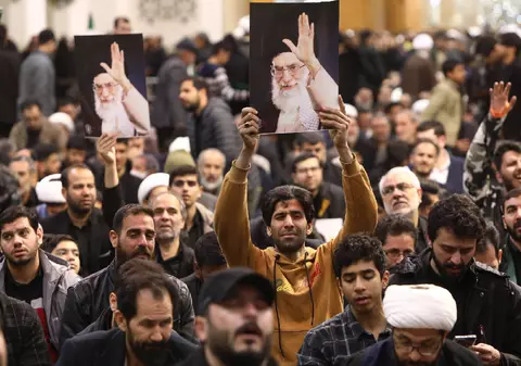 O aplicație iraniană de rugăciuni cu 5.000.000 de utilizatori, spartă pentru a trimite mesaje împotriva regimului