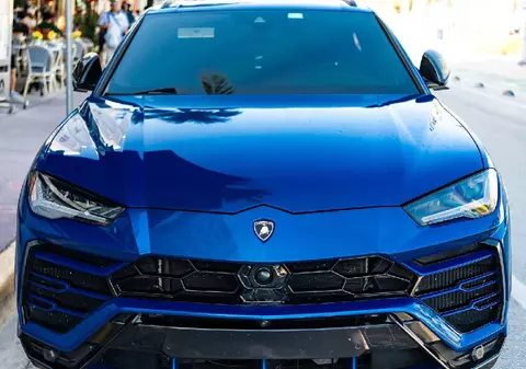 Cum pot cumpăra românii Lamborghini și Ferrari de la ANAF și ce taxe plătesc