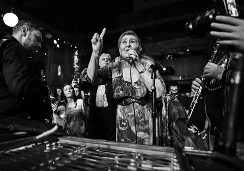 Lăutăreasa Mioara Lincan: „Privighetoare dacă ești, ține-o privighetoare. Nu cânta măgării: «ce mai gagică, ce bucățică! E tare în noadă/o dai grămadă»”. REPORTAJ de 8 martie, în sufletul unei femei