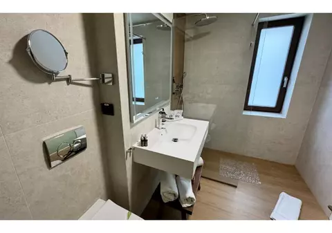 Cum arată baia unui hotel de lux din Bușteni care a renunțat la plastic