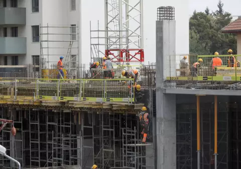 Unul din trei angajați din România câștigă sub 2.700 de lei pe lună, firmele din marile orașe apelează la imigranți