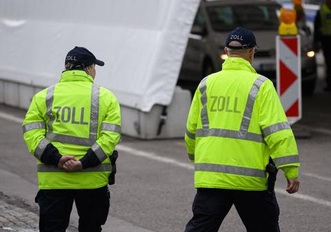 Șoferul unei dube înmatriculate în România a ascuns o lunetă de pușcă printre colete și voia să o aducă la noi în țară, dar a fost oprit de vameși în Germania