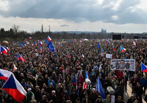 250.000 de cehi au ieșit în stradă pentru a protesta față de guvern și o lege copiată de la Kremlin: „Nu vrem să fim Ungaria”