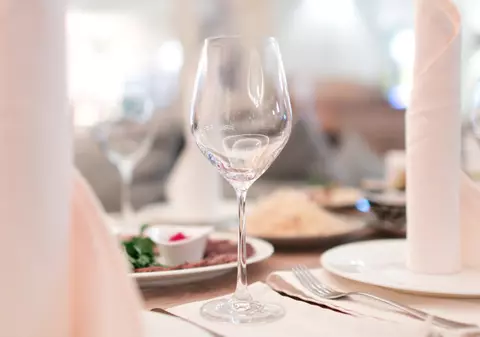 Un bucătar francez încearcă să aducă la viață singurul restaurant al comunei: „Meniul începe de la 18 euro”