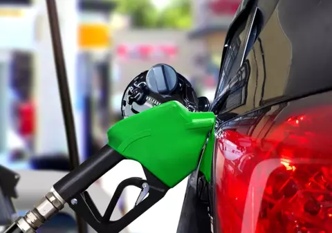 Cu cât ar putea scădea prețul carburanților la pompă după declararea situației de criză de către Guvern