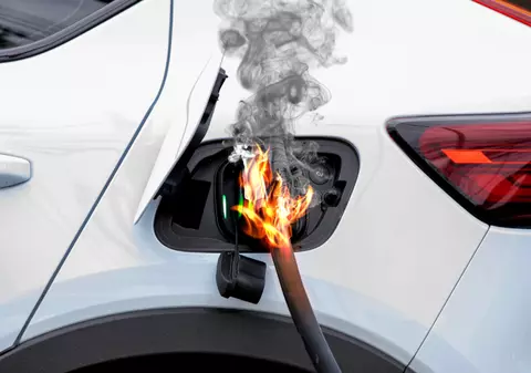 Mașinile electrice iau foc mai rar decât cele pe combustie, dar incendiile sunt mai greu de stins