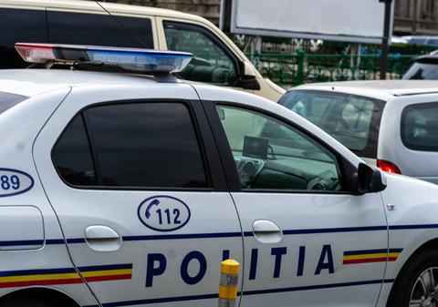 Un șofer din București a lovit intenționat mașina altui șofer cu care se certase până a distrus-o, rănind o femeie