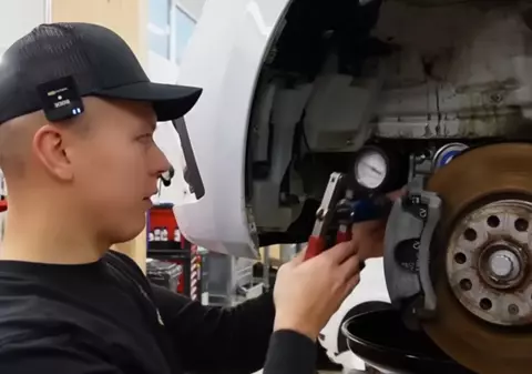 Un mecanic din Finlanda a reparat un Porsche Cayenne cu o simplă piesă din plastic: costuri de 34.500 de euro evitate | VIDEO