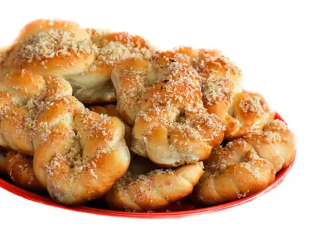 Ce conțin mucenicii din comerț: peste 56% zahăr într-un singur produs și până la 12 E-uri