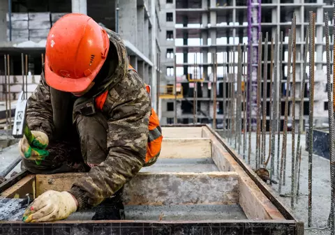 Un muncitor în construcții câștigă 60 de euro pe zi și spune că-i sunt de ajuns ca să trăiască în Spania. Columbianul Martin: „Muncim din greu”