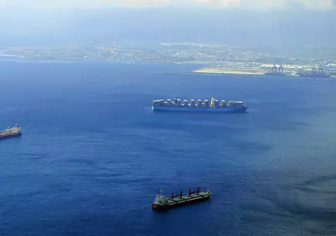 Iranul cere 2.000.000 de dolari per petrolier ca să treacă Strâmtoarea Ormuz și 2.000 de nave sunt ancorate în zonă