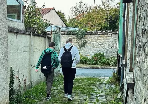O femeie disperată de hărțuirea unor adolescenți a ripostat și a fost tratată ca o infractoare: „Mi-au bătut la ușă de 1500 de ori”