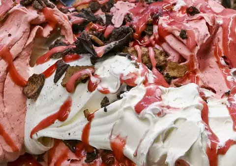 O femeie care a mâncat o înghețată cu cioburi și cuie în ea a primit 14 milioane de dolari despăgubiri