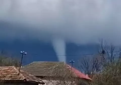 O pâlnie de tornadă s-a văzut clar pe cerul localității Cernetu din Teleorman, în timpul avertizărilor de cod portocaliu din țară