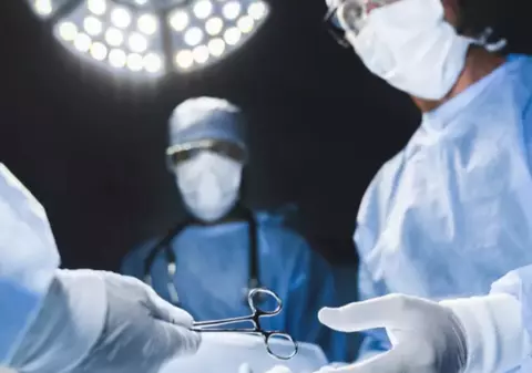 Internată în spital pentru o gleznă fracturată, o femeie a rămas fără picior. Suma câștigată în instanță: „A existat o gravă neglijență”