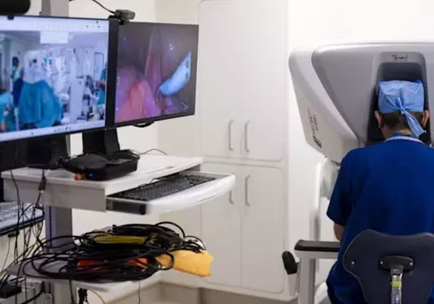 Un medic aflat la Londra a operat cu succes un pacient cu cancer aflat la 2.400 de kilometri distanță, în Gibraltar. Cum a fost posibil