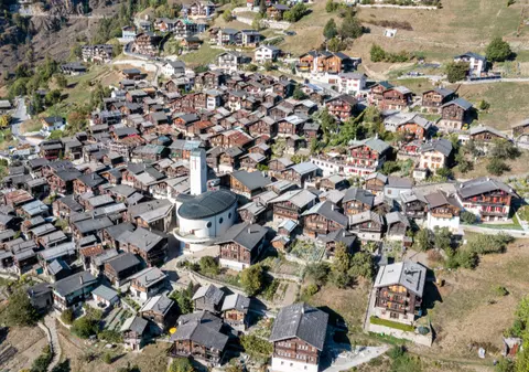 Un turist a vizitat orașul din Europa care te plătește cu 27.000 de euro să te muți acolo și a descoperit o capcană