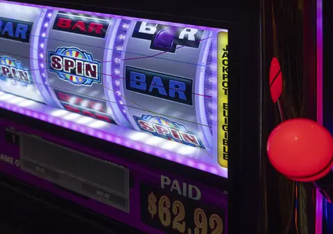 Timișoara vrea să mute păcănelele în zonele industriale. Dominic Fritz: „Acolo să își desfășoare activitatea de Las Vegas”