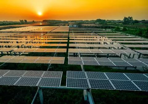 Cele câteva sute de mii de prosumatori ai României produc energie „gratis” la prânz: prețuri negative pentru a 6-a zi la rând