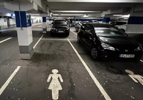 Cele mai bizare locuri de parcare din lume: „Pentru femei”, parcări pentru mașini care se parchează singure și altele care zboară