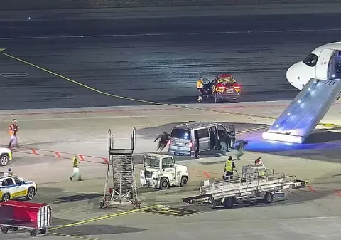 Un pasager a deschis ușa avionului în mers și a sărit pe pistă, după aterizare, în Polonia: „Agitat și agresiv”